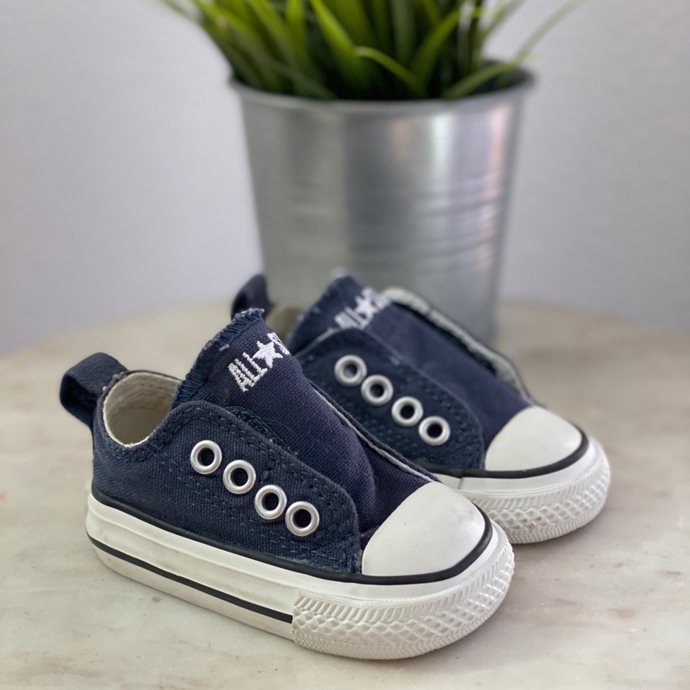 Baby converse Velcro shoes in size 2